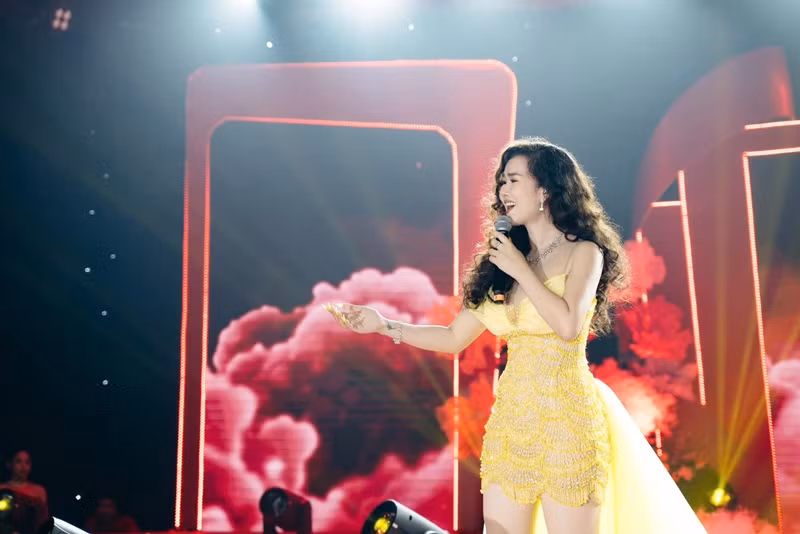 Võ Hạ Trâm vẫn tích cực ca hát. Năm 2023, cô gây chú ý khi MV Về với em được đầu tư 5 tỷ, được nhiều khán giả đón nhận. Ảnh: FB Võ Hạ Trâm.