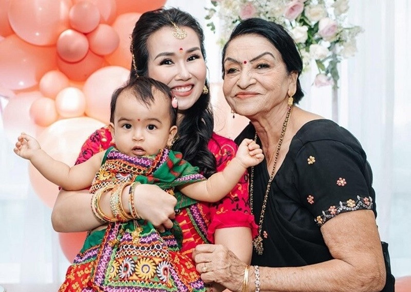 Trong cuộc phỏng vấn với Giao Thông, Võ Hạ Trâm cho biết, điều lãi nhất với cô khi lấy chồng là được cả gia đình nhà chồng yêu mến. “Mẹ chồng thương, thường mua đồ cho con dâu mặc. Chị chồng là người thích thời trang nên cũng hợp gout với tôi. Hai chị em cứ gặp nhau là cùng đi shopping, làm đẹp”, Võ Hạ Trâm khoe. Ảnh: Giao Thông.