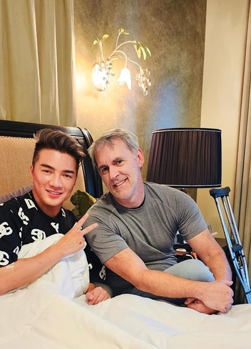 Theo Vietnamnet, cuối tháng 12/2024, phía ông Gerard bổ sung hồ sơ kiện Đàm Vĩnh Hưng, tăng từ 30 trang lên 338 trang. Trong hồ sơ kiện mới, ông Gerard phủ nhận những gì Đàm Vĩnh Hưng trình bày trong đơn kiện như khó khăn khi sinh hoạt, nguy cơ tàn phế... Phía chồng Bích Tuyền cho biết, Mr Đàm vẫn nhận 27 chương trình sau tai nạn. Ảnh: FB Đàm Vĩnh Hưng.