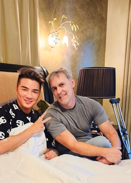 Theo Vietnamnet, cuối tháng 12/2024, phía ông Gerard bổ sung hồ sơ kiện Đàm Vĩnh Hưng, tăng từ 30 trang lên 338 trang. Trong hồ sơ kiện mới, ông Gerard phủ nhận những gì Đàm Vĩnh Hưng trình bày trong đơn kiện như khó khăn khi sinh hoạt, nguy cơ tàn phế... Phía chồng Bích Tuyền cho biết, Mr Đàm vẫn nhận 27 chương trình sau tai nạn. Ảnh: FB Đàm Vĩnh Hưng.