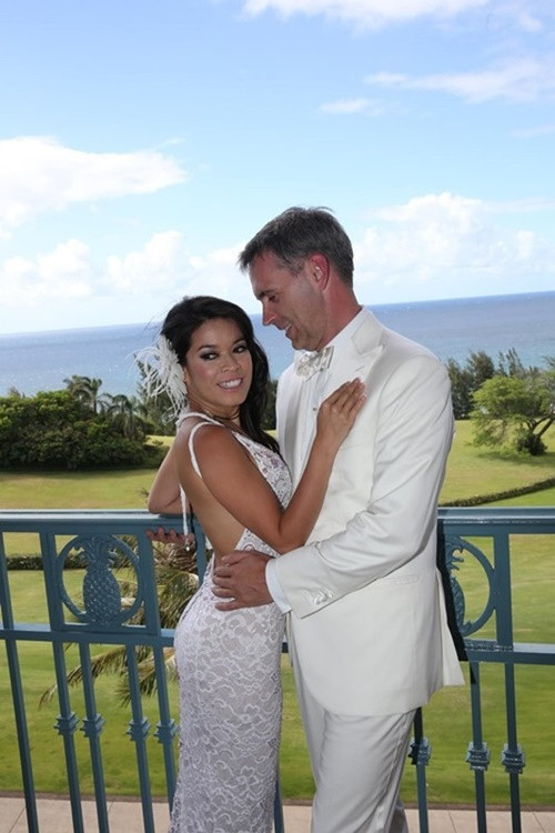 Theo ông Gerard, Đàm Vĩnh Hưng từng hết lời cảm ơn vợ chồng ông trước khi đòi 15 triệu USD (381 tỷ đồng) và sau đó là kiện đòi 50 triệu USD (khoảng 1.270 tỷ đồng). Chồng Bích Tuyền yêu cầu Đàm Vĩnh Hưng bồi thường một USD cho các thiệt hại và một USD cho chi phí pháp lý (bao gồm cả phí luật sư). Ảnh: FB Gerard Richard Williams.