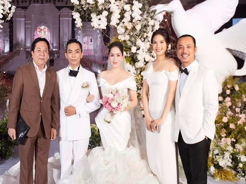 Chí Anh cùng vợ đến dự đám cưới của Khánh Thi và Phan Hiển. Ảnh: FB Chí Anh.