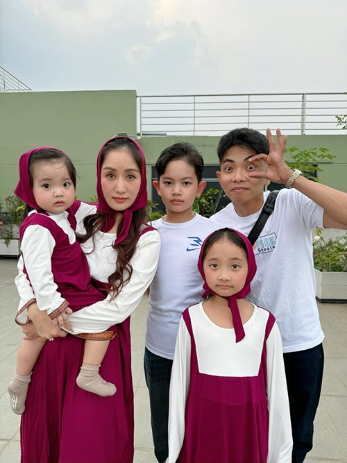 Vợ chồng Phan Hiển hiện tại có 3 người con chung: 2 gái, 1 trai. Ảnh: FB Khánh Thi - Phan Hiển.