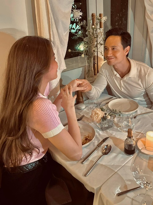 "Chúc mừng sinh nhật em yêu của anh. Thật tuyệt vời khi được nhìn thấy em ngày càng trưởng thành và tỏa sáng hơn, trong vai trò người mẹ, người vợ, nghệ sĩ và cả một nữ doanh nhân.... Anh yêu cảm giác được thức dậy bên em, Lisa với Leon chắc chắn không thể có một người mẹ nào tuyệt vời hơn... Em thực sự là duy nhất, anh tự hào khi được gọi em là vợ của anh. Yêu em mãi mãi", Kim Lý chúc mừng sinh nhật Hà Hồ năm 2024.