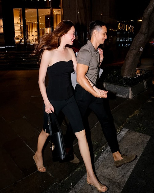 Cặp đôi mỉm cười hạnh phúc dạo phố trong ngày cuối tuần.