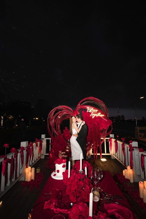 Kim Lý luôn tâm lý, chiều chuộng Hồ Ngọc Hà. Mỗi dịp lễ, kỷ niệm, nam diễn viên phim Hương ga tổ chức tiệc mừng, dành lời ngọt ngào cho bạn đời.