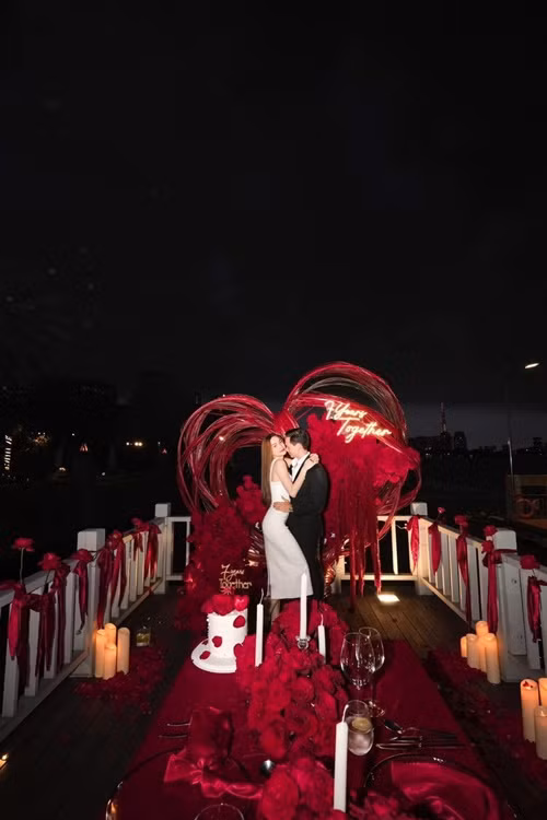 Kim Lý luôn tâm lý, chiều chuộng Hồ Ngọc Hà. Mỗi dịp lễ, kỷ niệm, nam diễn viên phim Hương ga tổ chức tiệc mừng, dành lời ngọt ngào cho bạn đời.