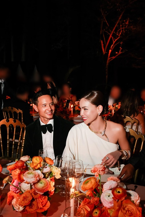 Kim Lý và Hà Hồ nảy sinh tình cảm khi đóng chung MV năm 2017. Đến nay cặp đôi có hai con chung.