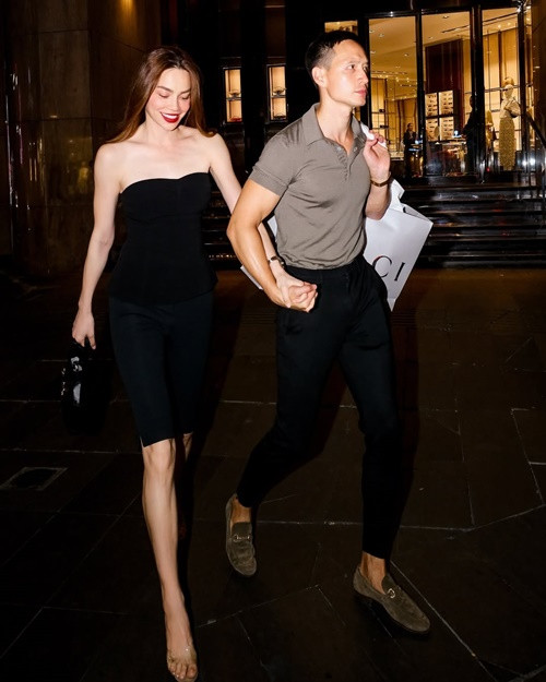 Mới đây, Hồ Ngọc Hà - Kim Lý sánh đôi trên phố sau buổi mua sắm.