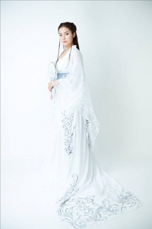 Ngoài Huỳnh Trần Ý Nhi, còn có nhiều mỹ nhân Việt hóa thân Tiểu Long Nữ. Kỳ Duyên là một trong số đó. Hoa hậu Việt Nam 2014 hóa thân Tiểu Long Nữ trong Thần điêu đại hiệp phiên bản năm 1995 và 2006, do Lý Nhược Đồng và Lưu Diệc Phi đóng. Ảnh: Dân Việt.