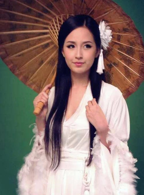 Hoa hậu Mai Phương Thúy xinh đẹp, cuốn hút trong tạo hình “Cô Long” trong trang phục trắng tinh khôi. Ảnh: Khám Phá.