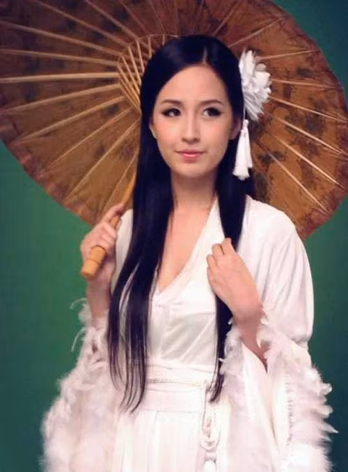 Hoa hậu Mai Phương Thúy xinh đẹp, cuốn hút trong tạo hình “Cô Long” trong trang phục trắng tinh khôi. Ảnh: Khám Phá.