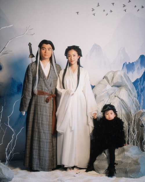 Hải Long - chồng Salim đóng vai Dương Quá, bé Pam - con gái Salim hóa trang thành chim điêu trong Thần điêu đại hiệp phiên bản năm 1995. Ảnh: Tiền Phong.