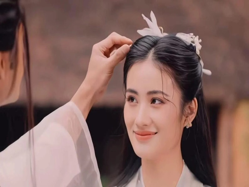 Mới đây, hình ảnh Hoa hậu Ý Nhi hóa thân Tiểu Long Nữ nhận được sự chú ý của nhiều cư dân mạng. Ảnh: Saostar.