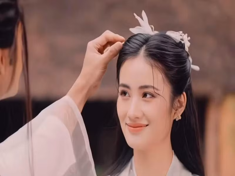 Mới đây, hình ảnh Hoa hậu Ý Nhi hóa thân Tiểu Long Nữ nhận được sự chú ý của nhiều cư dân mạng. Ảnh: Saostar.