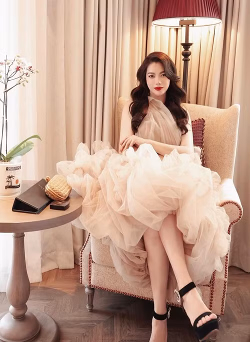 Theo Người Đưa Tin, bí quyết giữ dáng của Trương Ngọc Ánh là ketox. Đây là chế độ dinh dưỡng tuân thủ theo nguyên tắc không đường ngọt, tinh bột. Sau khi thực hiện ketox, Trương Ngọc Ánh duy trì chế độ ăn eat clean và tập luyện điều độ.