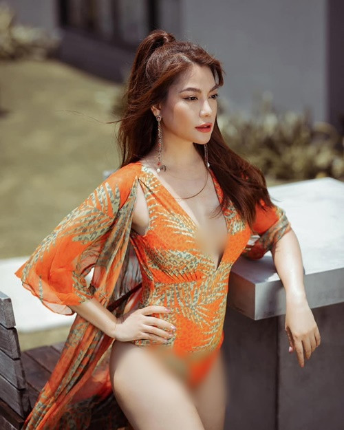 Trương Ngọc Ánh tự tin khoe dáng quyến rũ trong các mẫu áo tắm.