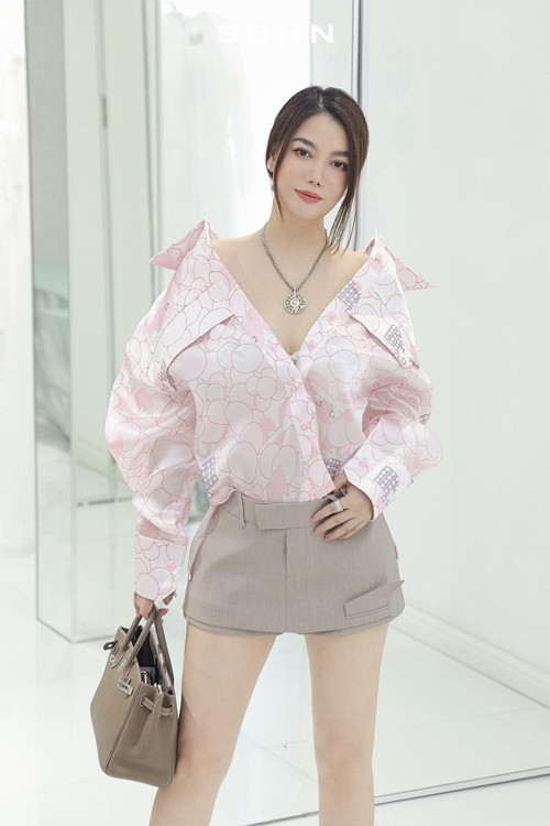 Nữ diễn viên phim Hương ga diện áo trễ nải kết hợp cùng chân váy ngắn.