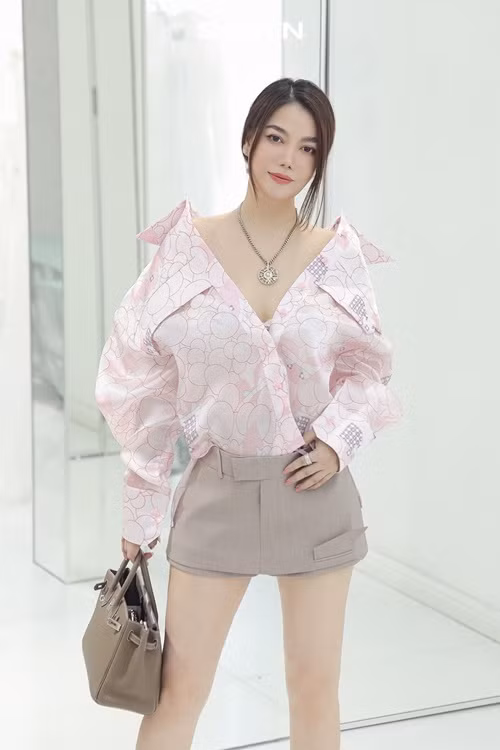 Nữ diễn viên phim Hương ga diện áo trễ nải kết hợp cùng chân váy ngắn.