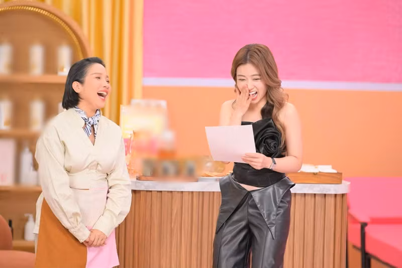 Vừa quay hình, Dương Hoàng Yến vừa lo lắng và được Mỹ Linh nhắc nhở nên đi khám ngay. Ảnh: FB Dương Hoàng Yến.