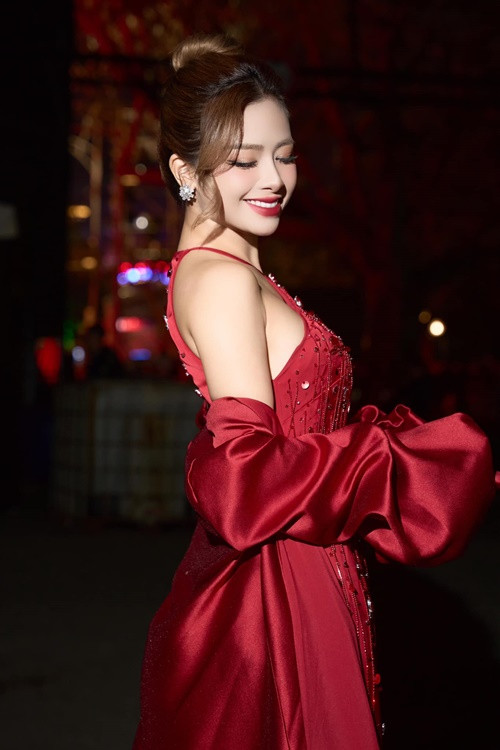 Dương Hoàng Yến hiện tại đã lấy lại nụ cười tươi tắn. Trước ca sĩ Dương Hoàng Yến, Hari Won cũng gặp sự cố tương tự. Ảnh: FB Dương Hoàng Yến.