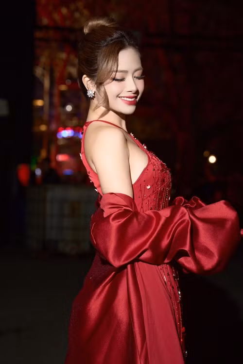 Dương Hoàng Yến hiện tại đã lấy lại nụ cười tươi tắn. Trước ca sĩ Dương Hoàng Yến, Hari Won cũng gặp sự cố tương tự. Ảnh: FB Dương Hoàng Yến.