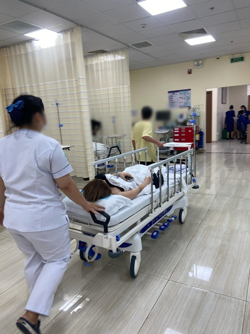 Vừa quay xong, Dương Hoàng Yến vào bệnh viện cấp cứu. "Lúc đi ra ngoài thì thấy bạn bè, người thân vào thăm mà xúc động muốn khóc (may mà khóc cũng khó, vì… mặt đang méo mà). Bác sĩ báo kết quả: Liệt dây thần kinh số 7 ngoại biên – nghe mà bủn rủn tay chân", cô cho biết. Ảnh: FB Dương Hoàng Yến.