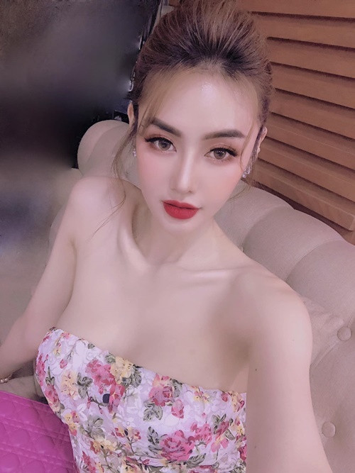  Người mẫu Linh Chi gắn bó với công ty người mẫu của ông bầu Khắc Tiệp từ năm 2012 đến năm 2015.