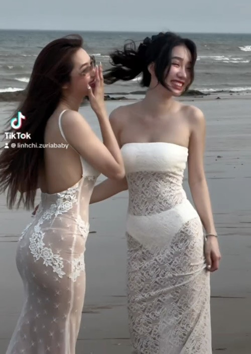 Hình ảnh Linh Chi mặc xuyên thấu bó sát trong một chuyến đi biển gây chú ý.