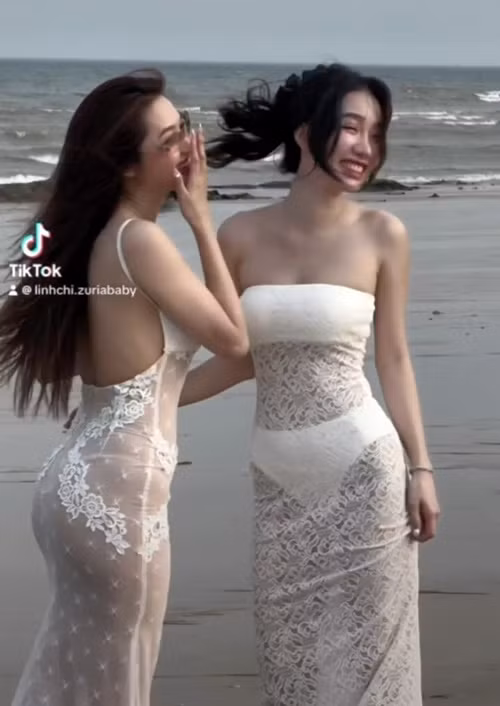 Hình ảnh Linh Chi mặc xuyên thấu bó sát trong một chuyến đi biển gây chú ý.