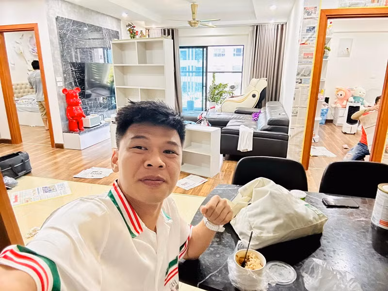  Trung Ruồi là một trong những diễn viên đang tham gia chương trình Gặp nhau cuối tuần 2025. Thành quả sau nhiều năm hoạt động nghệ thuật của anh là căn hộ 10 tỷ đồng tại Hà Nội.