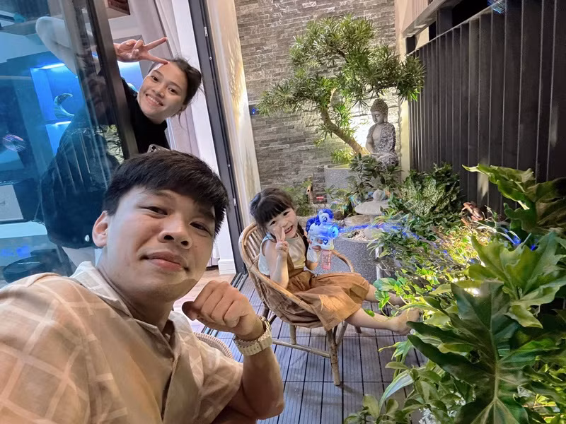 Nam diễn viên hài thư giãn, nghỉ ngơi ở ban công.