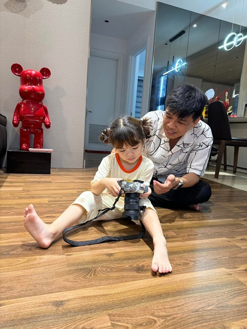 Trong tổ ấm rộng rãi, Trung Ruồi dành nhiều thời gian chơi cùng con gái.
