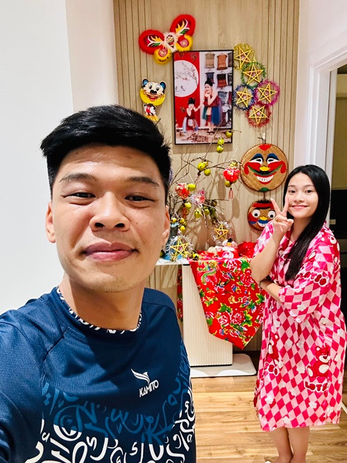 Lâm Ngọc Hà thích trang trí nhà cửa mỗi dịp lễ Tết. "Đi diễn về đã thấy công trình của bà xã và con gái hoàn thành. Giỏi quá đi", Trung Ruồi khen vợ con trang trí nhà cửa dịp Trung thu.