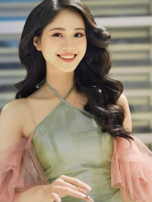 Trên trang cá nhân, Diệu Huyền chia sẻ, cô đoạt danh hiệu Á khôi 2 Nữ sinh thanh lịch Trường THPT Thị xã Quảng Trị 2019. Ảnh: FB Diệu Huyền.