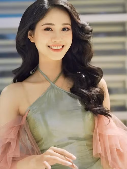 Trên trang cá nhân, Diệu Huyền chia sẻ, cô đoạt danh hiệu Á khôi 2 Nữ sinh thanh lịch Trường THPT Thị xã Quảng Trị 2019. Ảnh: FB Diệu Huyền.