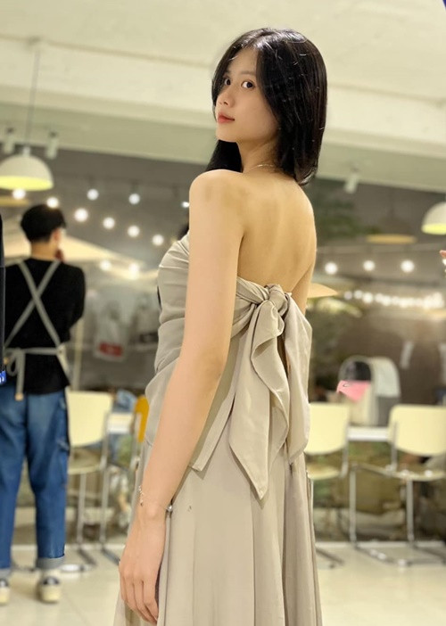 Bản sao Đỗ Thị Hà gợi cảm, trẻ trung ở đời thường. Ảnh: FB Diệu Huyền.