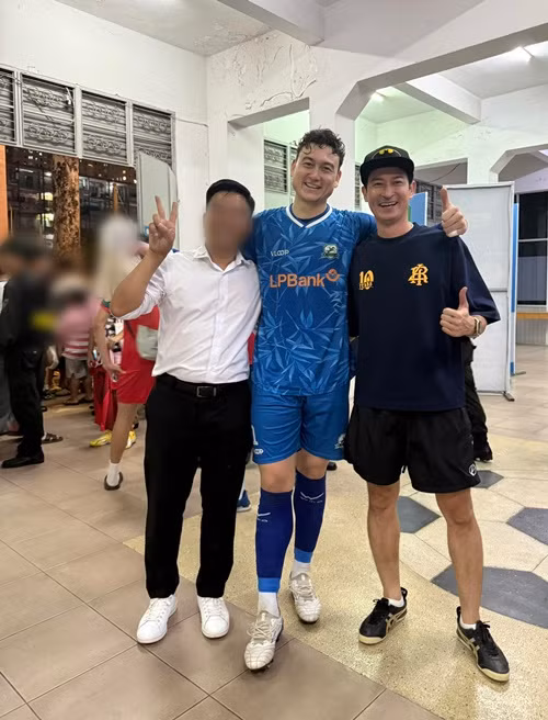 Trước chia sẻ của Anh Thư, nhiều khán giả tò mò phản ứng của Huy Khánh. Hiện tại, anh chưa lên tiếng về hôn nhân. Tuy nhiên, Huy Khánh có một số động thái mới. Trên trang cá nhân, nam diễn viên đăng ảnh tươi tắn bên cầu thủ Văn Lâm. Ảnh: FB Huy Khánh.