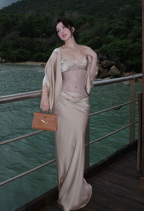 Người đẹp sinh năm 1993 có trong tay khối tài sản "không phải dạng vừa". Năm 2018, Chi Pu tậu một căn hộ chung cư sang trọng ở quận 2, TP HCM, có giá gần 4 tỷ đồng. Năm 2021, cô liên tục đăng tải hình ảnh tại một căn hộ sang trọng và xa xỉ nằm ở quận 3, TP HCM. Năm 2015, Chi Pu tậu xe hơi gần 2 tỷ đồng. Năm 2018, cô mua một chiếc xe hơi hạng sang.