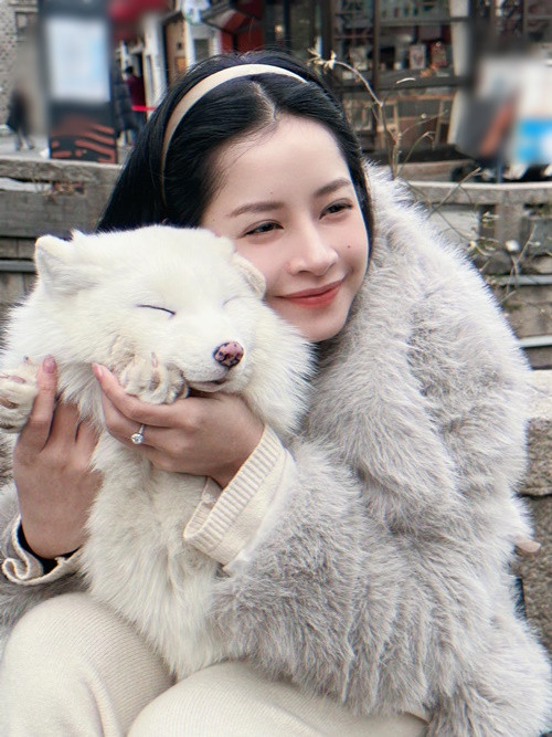 "Nana công chúa" sở hữu gương mặt xinh, vóc dáng cân đối quyến rũ.