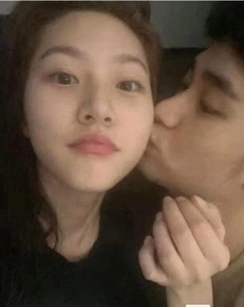 "Những bộ quần áo mà Kim Sae Ron mặc trong ảnh là từ một thương hiệu ra mắt vào tháng 6/2019, điều đó chứng minh rằng ảnh không thể được chụp vào năm 2016 như Gaseyeon khẳng định". Ảnh: KK News.