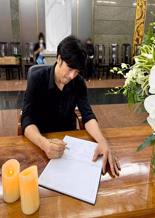 Khi tiễn đưa Quý Bình, Đoàn Minh Tài nghẹn ngào: "Ừ thì bạn đi. Đừng sợ nha bạn. Mong bạn sớm gặp được ba. Cúi đầu tiễn bạn". Ảnh: FB Đoàn Minh Tài.