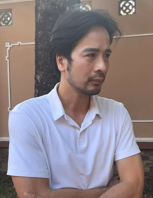 Trong sổ tang, Đoàn Minh Tài viết lời vĩnh biệt Quý Bình: "Bạn ơi…ngày nào ngồi hát, vui say/ Đêm nay tôi lại, mắt cay tiễn người/ Bạn về nơi ấy xa xôi/ Đơn côi lạnh lẽo, mong người bình an". Ảnh: Saostar.