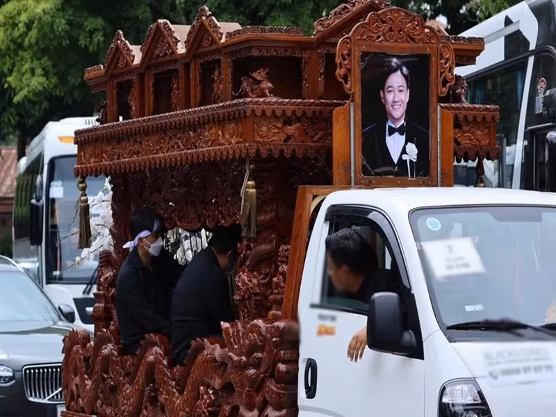 Quý Bình qua đời ngày 6/3. Nam diễn viên ước nguyện tang lễ được tổ chức nhẹ nhàng, yên tĩnh, tro cốt được rải ở biển Cần Giờ. Trước khi đến với nghệ thuật, Quý Bình tham gia lực lượng biên phòng, đóng ở huyện Cần Giờ, TP HCM. Ảnh: Znews.