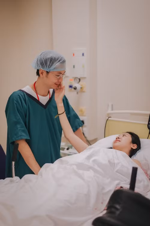 Khi Thúy Vân sinh con trai đầu lòng, Nhật Vũ luôn kề cạnh chăm sóc, động viên. Ảnh: FB Nhật Vũ.