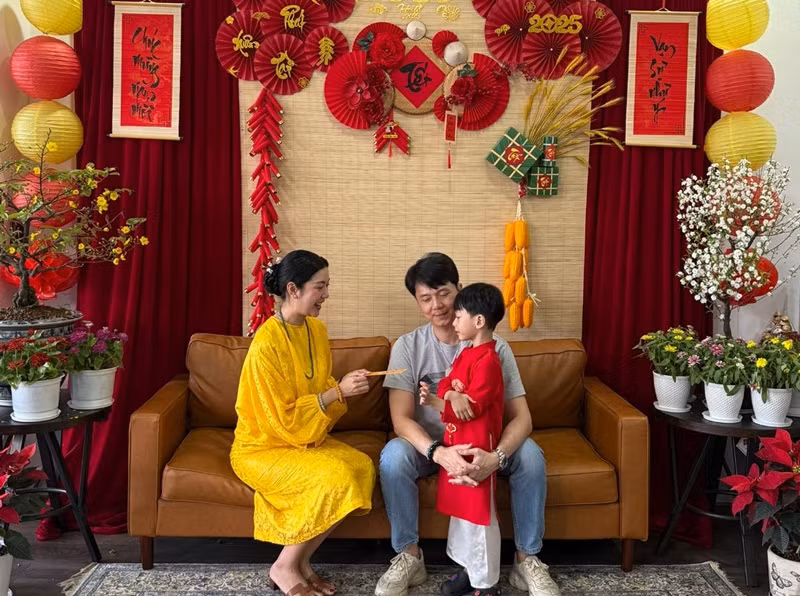 “Tôi thấy mình như phải tu mấy kiếp để được là một phần của gia đình như vậy”, nàng hậu nói. Ảnh: FB Nhật Vũ.