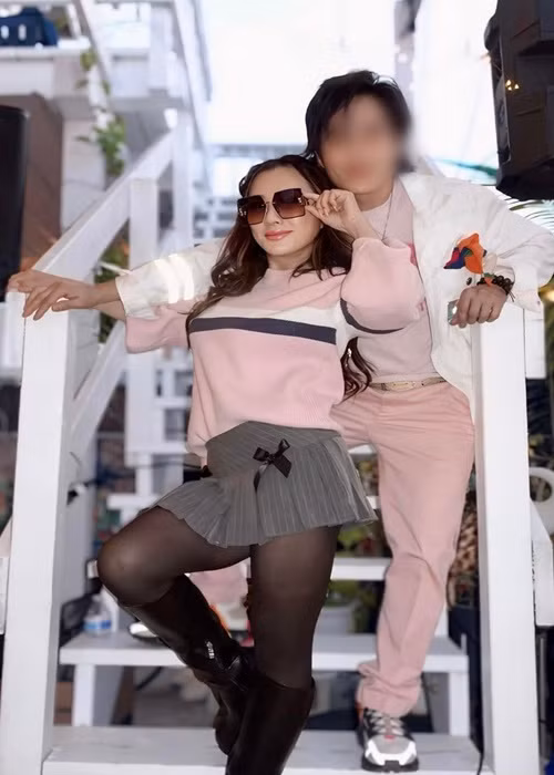 Nữ ca sĩ còn ăn mặc "cưa sừng làm nghé". Cô kết hợp áo len với chân váy xoè.