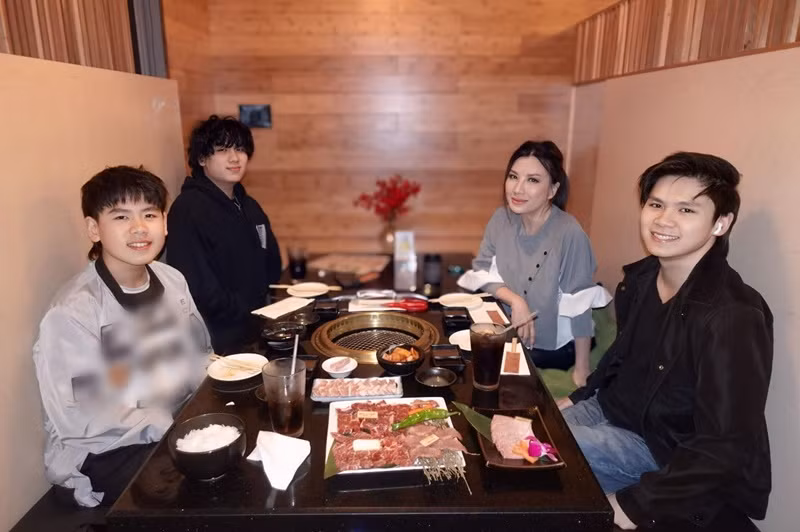 Sau 12 năm ly hôn, Trizzie Phương Trinh vẫn độc thân. Nữ ca sĩ cho biết, cô chưa màng chuyện yêu đương vì bận rộn chăm con cái, kinh doanh, đi hát.