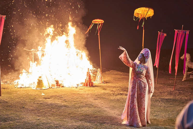 "Set đẹp mà cảnh lên MV ngắn quá. Phải làm clip đoạn này riêng thêm mới được", nữ ca sĩ chia sẻ.