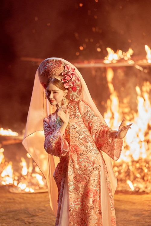 Mới đây, Hòa Minzy hé lộ cảnh múa trước lửa là cảnh quay mà cô tâm đắc.